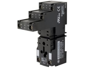 Schneider Electric relæsokkel RXZE2S108M til RXM relæer med mærkninger og CE-godkendelse, monteret på DIN-skinne.