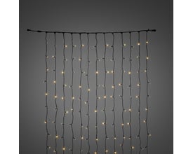 Konstsmide gardinlyskæde med 208 ravfarvede LED-lys og sort ledning, der skaber en lysende væg på en mørkegrå baggrund.