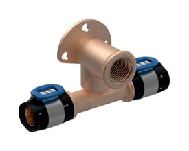Geberit FlowFit T-tilslutningsvinkel 90°, 20mm x 1/2 x 20mm, fremstillet i blyfri rødgods, vist med klik-monteringsringe.