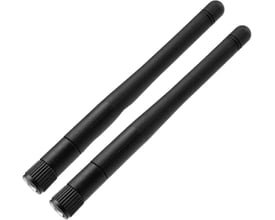 To sorte, slanke omnidirektionelle tri-bånds Wi-Fi antenner fra Akasa ligger diagonalt på en hvid baggrund.