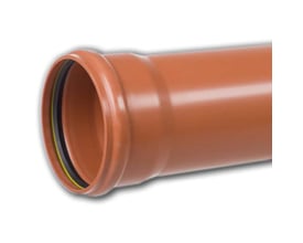Kaczmarek PP-kloakrør i orange med muffe, 400 mm i diameter og 6000 mm langt, set skråt ind mod muffens åbning.