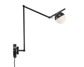 Nordlux Contina væg/loft lampe med fuldt udstrakt arm, viser lampens design og bevægelighed.