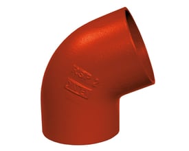 Rød SML bøjning i støbejern, 83 mm diameter og 70° vinkel, med graverede bogstaver på siden.