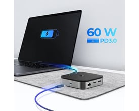 ICY Box USB4 dockingstation med 60W PD3.0 strøm tilsluttes en laptop, hvilket viser en opladningsindikator på skærmen.
