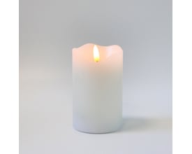 Et hvidt LED bloklys fra LEDlife med tændt flammeeffekt, præsenteret isoleret på en ensfarvet lys baggrund.