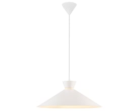 Nordlux Dial 45 pendel i hvid metal med E27 fatning og 200 cm hvid ledning isoleret på hvid baggrund.