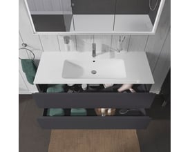 Duravit F. ME underskab med åbne skuffer, viser vask, armatur og organiseret opbevaring med bl.a. hårtørrer.