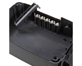 Nærbillede af Safety Box Maxi interiør med kabelholdere og fastgørelsesmekanisme i sort plast.