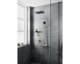 Moderne Damixa Slate 4 brusesystem med stort firkantet hovedbruser og lille håndbruser, i krom og sort, monteret på grå klinkevæg ved et vindue.