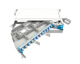 CommScope MFPS fiberskuffe, 1U, 19" i grå med 48xLC/UPC porte, der viser indre fiberhåndtering og blå koblingskomponenter.