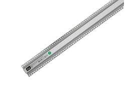 Tæt på Ansell Lighting indspartlingsprofil i aluminium, viser mærkat med produktinformation og IP20-godkendelse.