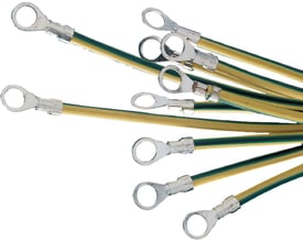 Schneider Electric isolerede PE-ledere med ringterminal, 6mm2 tværsnit og 130mm længde, vist samlet på hvid baggrund.