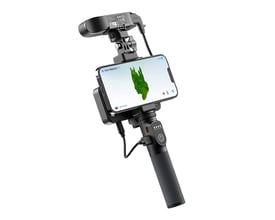 CR-SCAN Ferret Pro 3D scanner med smartphone vist i brug, der viser 3D-model af bygning på skærmen.