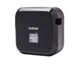 Sort Brother PT-P710 P-touch CUBE Plus-labelmaskine set forfra og fra siden med kompakt, afrundet kabinet.
