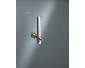 Vola T14 ekstra toiletpapirholder i børstet rustfrit stål, vægmonteret med diskret skyggeeffekt på en grå baggrund.