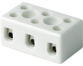 Hvid porcelænskronemuffe med 3 poler til 10mm² ledninger, med synlige skrueklemmer og montagehul.
