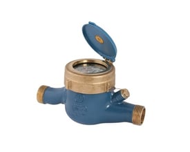 Werner Schutz QN 6 husvandmåler i blå og messing, med klap åben, 1" x 1.1/4" dimension og 8 m³/h kapacitet, monteret vandret.