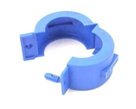 Blå plomberingsbøjle i kunststof med tap, designet til 1" rør og 3/4" målertilslutning med QN 2,5m³/h.