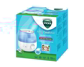 Vicks Mini Cool Mist luftfugter i original emballage, viser produktets funktioner og design på en blå baggrund.