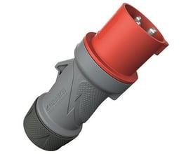 Mennekes PowerTOP Xtra R CEE-stikprop med rødt stik og gråt, ergonomisk gummieret hus, set skråt forfra.
