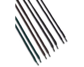 Flere sorte snørebånd af varierende mønster og nuance, lagt ud på en række med hvid baggrund, med fokus på detaljer.