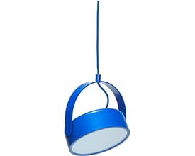Hübsch Stage blå loftlampe i metal, set skråt nedefra med den runde lysflade og buede ophæng synlige.