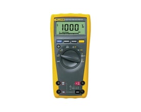Fluke 177 digital multimeter med baggrundsbelyst display, der viser 1000V AC, sat på sin integrerede støttefod.