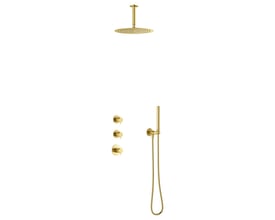 Damixa Iris termostatbatteri i børstet messing, vist med indbygningsdele, en rund loftbruser og en håndbruser med slange.