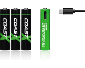 Coast genopladelige AAA-batterier i sort og grøn vises sammen med USB-C-ladeport og ladekabel.