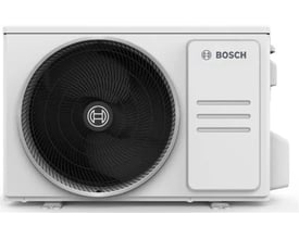 Nærbillede af Bosch Climate 3000i udedelen til luft/luft varmepumpe i hvid, viser ventilator og Bosch logo.
