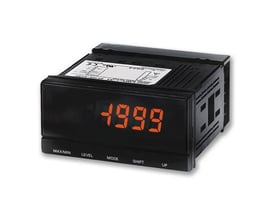 Omron K3MA-J procesmåler med orange LED-display, der viser '4999' og har knapper til MAX/MIN, LEVEL, MODE, SHIFT og UP.