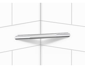 Smedbo Living hjørnefodstøtte i krom monteret i et badeværelseshjørne med hvide fliser.