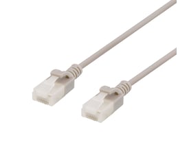 Deltaco U/UTP Cat6a patchkabel i grå med en længde på 1,5 meter, vist med hvide RJ45-stik og et tyndt kabeldesign.