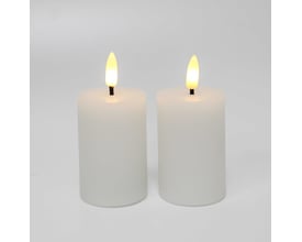 To LEDlife hvide bloklys med lysende flammeeffekt isoleret på en ren, hvid baggrund.