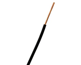 Fleksibel ledning af typen H05V2-K med en kobberleder på 0,5mm, isoleret med sort kappe, fremstår mod hvid baggrund.