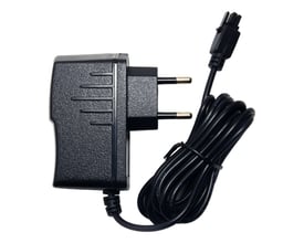 Teltonika strømforsyning sort til RUT950 med 2x2 grønt strømstik og sammenrullet kabel.