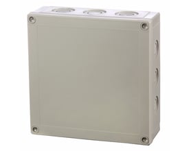 Fibox MNX monteringskasse med gråt dæksel, 180x180x60 mm, med synlige skruer og tre M32/20 kabelindføringer på den ene korte side.