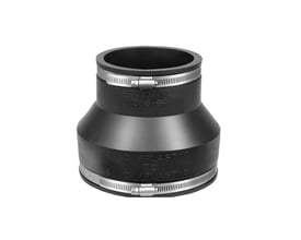 Fernco fleksibel kobling i sort gummi til sammenføjning af rør med forskellige diametre, med spændebånd og mærkat.