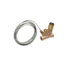 Danfoss ESMB-12 med holder, en messingventil med tilslutningsrør og en lang grå kabel, isoleret på hvid baggrund.