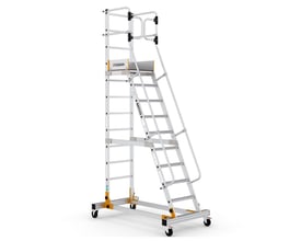 Mobil platform VISTA med 9+1 trin, en robust aluminiumsstige med store skridsikre trin og et 59 x 50 cm arbejdsplatform. Den er udstyret med selvlukkende gelændere og fire hjul for nem transport.