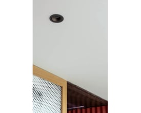 SLV NUMINOS M spot i loftet med et unikt viftemønster, der giver et moderne udtryk.