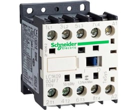 Nærbillede af Schneider Electric TeSys K kontaktor, viser detaljer som modelnummer LC1K09 004F7, spolespænding 110V og terminalmærkninger.