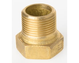 Ezze 1" forlængerstykke på 30 mm i messing, set skråt med udvendigt gevind og sekskantet bund.