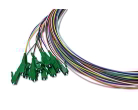 Et sæt med 12 SingleMode G657A SemiTight pigtails, 2 meter lange, med grønne LC/APC konnektorer og 0,9mm diameter i 12 forskellige farver.