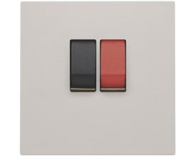 Niko afdækning til højtalerudtag i lysegrå, med sorte og røde terminaler til højttalerkabler.