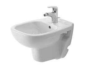 Duravit D-code vægbidet, 48 cm, compact model i hvidt porcelæn, monteret på væg med krom hane.