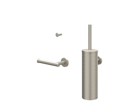 Sanibell IVY tilbehørssæt i børstet nikkel PVD, med toiletbørste, håndklædekrog og toiletrulleholder arrangeret på hvid baggrund.