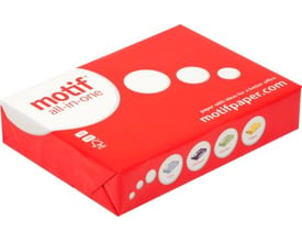 Pakke med Antalis Motif All-in-One A3 kopipapir i 80g hvid kvalitet, vist fra en vinkel med den røde indpakning tydeligt fremme.