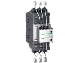 Schneider Electric kontaktor til kobling af 3-faset kondensatorbank, 30 kVAR, 400V, med 230VAC spole, vist med ledningsforbindelser.