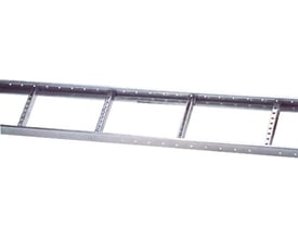 Nærbillede af Legrand Kabelstige Light GLO-4, galvaniseret stål, der viser de mange perforeringer i sideprofilen til montering.